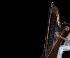 La musicista Rita con l'arpa