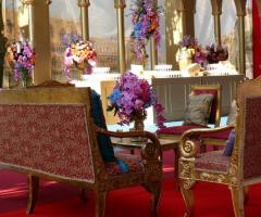 Addobbi floreali colorati per la location di matrimonio