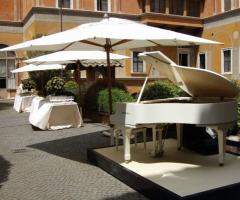 Pianoforte per la musica di matrimonio in giardino