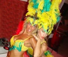 Ballerine in costume per l'intrattenimento del matrimonio