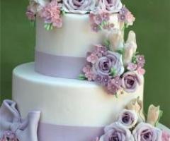Torta lavanda con decorazioni floreali di Forever Wedding Planner