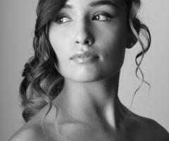 Acconciatura con boccoli che incorniciano il viso