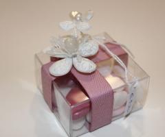 Scatolina porta confetti con fiore e farfalla