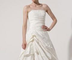 Modello di abito da sposa dalla linea moderna ed elgante