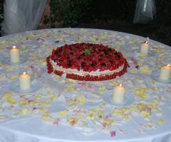 La torta nuziale ai frutti di bosco