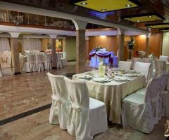 Sala interna e tavoli apparecchiati della Villa Parco dei Principi