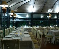 Tavoli nel gazebo chiuso