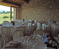 La parete in pietra del salone per il ricevimento di matrimonio