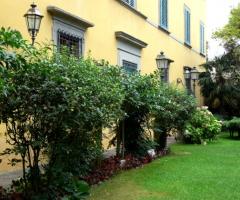 Dettaglio della villa con giardino
