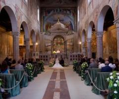 Allestimenti della chiesa per la cerimonia di nozze