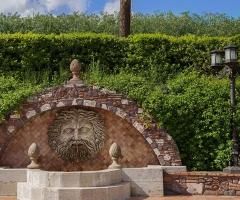 Una fontana della tenuta