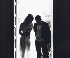 Stefano Scelzi Fotografo - Sposi in controluce in bianco e nero