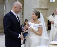 Gli sposi durante lo scambio dell\'anello