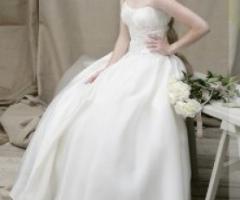 Abito da sposa con corpetto ricamato e gonna a semi palloncino