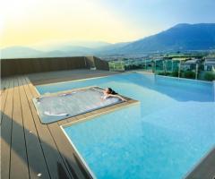 Piscina con vasca idromassaggio per il relax dopo le nozze