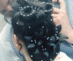 Acconciatura sposa con applicazioni di perline