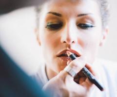 La sposa durante la prova trucco