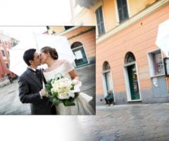 Sposi a passeggio con ombrello