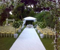 Allestimento floreale per la cerimonia nuziale in giardino