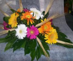 Centrotavola gerbere colorate e spighe di grano