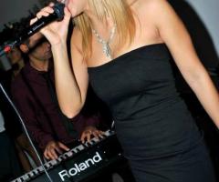 La cantante per il matrimonio dei Just X Band