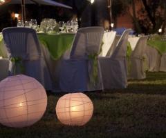 Allestimento con luci per il ricevimento di nozze