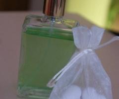 Essenza scelta e creata dagli sposi, con due cuori in gessi utilizzati come segnaposto