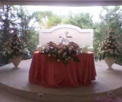 Rose bianche e rosa per il tavolo degli sposi