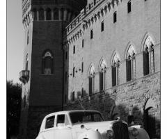 La macchina da cerimonia parcheggiata davanti al castello