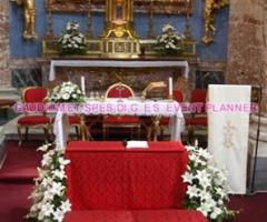 Addobbi floreali per il banco nuziale