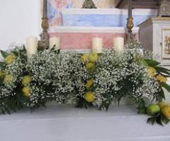 Le Pomelie - Allestimento della chiesa con limoni e fiori