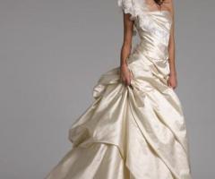 Splendido abito da sposa dalla gonna voluminosa dell'Atelier IoSposa di Bologna