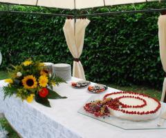 Allestimento del banchetto nuziale in giardino