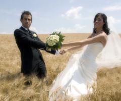 Sposi in campo di spighe