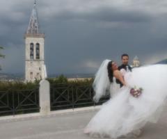 Sposa in braccio allo sposo