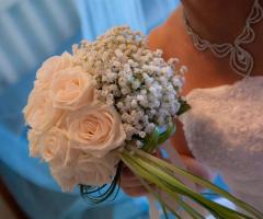Bouquet di gipsofila e rose bianche