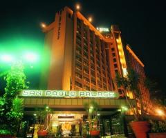 L'imponente struttura dell'Hotel vista da fuori