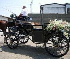 Allestimento floreale della carrozza per il matrimonio