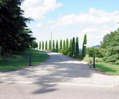 Villa Fabio - Il viale di ingresso con il parcheggio