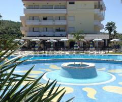 Cliffs Hotel & Resort -  La piscina e solarium