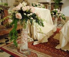 Fiori per l'altare della chiesa di matrimonio