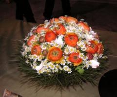 Composizione floreale con fiori secchi per il ricevimento di nozze