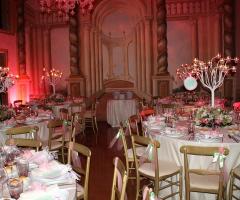 Allestimento della sala per il matrimonio