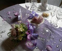 Tavolo apparecchiato per il ricevimento di matrimonio