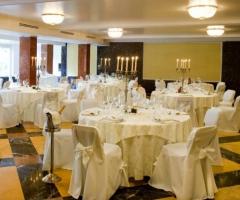 Sala interna dell'hotel allestita per il ricevimento di matrimonio