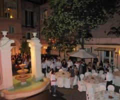 Tavoli allestiti per il ricevimento di nozze nella corte di Domus Talenti