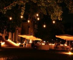 Ricevimento di matrimonio allestito all'aperto