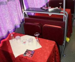 Tavoli all'interno del Fashion Bus per un pranzo o una cena