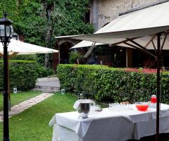 Cocktail di matrimonio servito in giardino