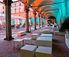 Arredamenti di design per un evento sotto i portici